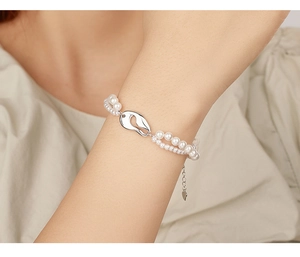 Dettaglio del bracciale a chicco di caffè in argento 925 con perle e fibbia in metallo