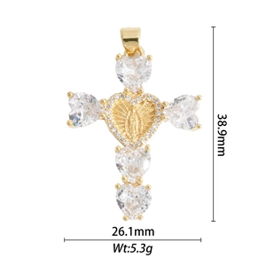 Détail du pendentif croix en cuivre avec zircons, mesurant 38,9mm sur 26,1mm pour un poids de 5,3g
