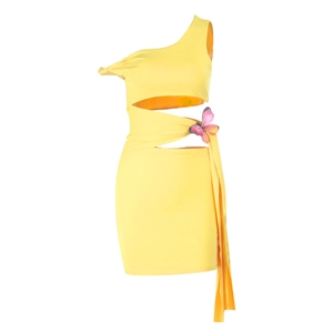 Détail d'une robe mini jaune à épaule dénudée avec découpe et décor de papillon violet