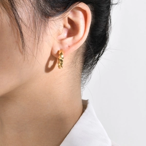 Gold twist hoop earrings 5mm chunky braided C-shape rings worn by a model