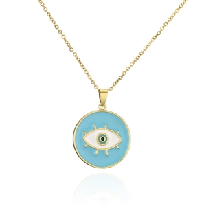 Dettaglio del ciondolo a forma di occhio blu su una sottile catenina in oro lucido