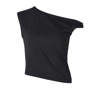 Détail d'un crop top noir asymétrique avec découpe ajourée et coupe moulante élastique