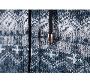 Dettaglio macro della maglia con motivo geometrico vintage e cucitura della zip