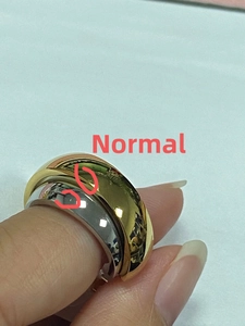 Dettaglio ravvicinato degli anelli intrecciati in tre colori oro, argento e rosa