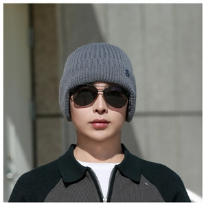 Detailed view of the dark grey thick ribbed knit beanie with warm fleece lining