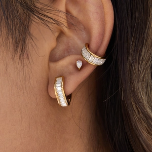 Parure de boucles d'oreilles en acier doré 18K et zircons rectangulaires sur l'oreille