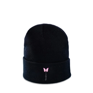 Dettaglio berretto in maglia nera con ricamo a farfalla rosa e scritta Butterflies