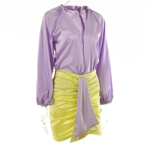 Dettaglio del top in raso viola con scollo a V e gonna a pieghe gialla set
