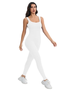 Détail de la combinaison de yoga côtelée blanche, tissu sans couture et col en U profond