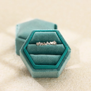 Exquisite S925 sterling silver heart ring with sparkling stones in a velvet box