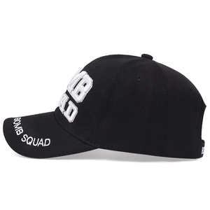 Casquette de baseball noire avec broderie 3D blanche Bomb Squad vue sous un angle de 45°