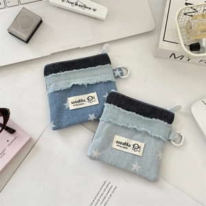 Detail der blauen Denim-Geldbörse mit Sternmuster, Fransen und seitlicher Aufhängeschleife
