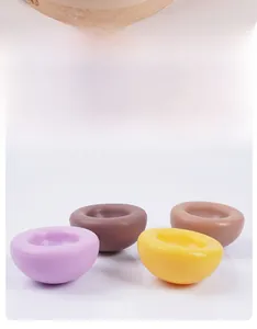 Détail macro de faux pains de maïs en PVC de quatre couleurs pour décoration culinaire
