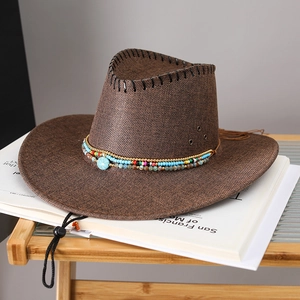 Détail du bandeau en perles turquoise et couronne cousue main sur chapeau paille