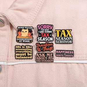 Détail de broches humoristiques en émail pour comptables sur une veste en jean rose
