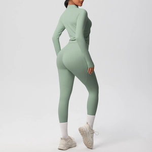 Détail du legging taille haute et de la veste zippée dans un ensemble de sport vert