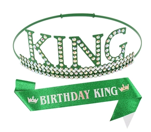 Détail d'une couronne King verte en strass et d'une écharpe Birthday King pailletée