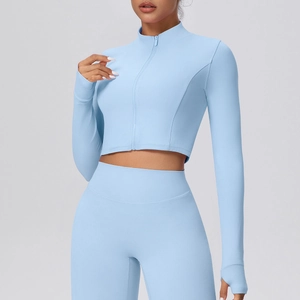 Detailansicht der hellblauen Fitnessjacke mit Daumenloch-Bündchen und Reißverschluss