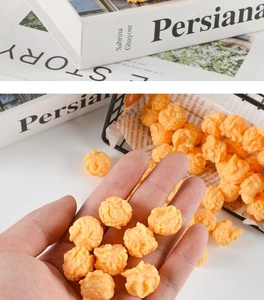 Gros plan d'un popcorn réaliste en résine pour bricolage DIY et accessoires tenu en main