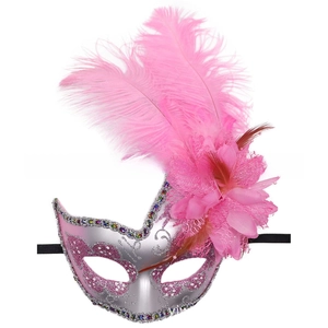 Dettaglio di piume rosa e glitter argento su una maschera da ballo in maschera