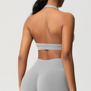 Détail d'un ensemble de yoga sans couture gris clair avec brassière dos nu et legging taille haute