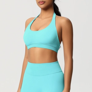 Détail du soutien-gorge de sport dos nu cyan et legging avec texture côtelée