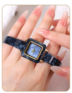 Detailansicht der GEDI Vintage-Uhr mit blauer Marmorierung am Handgelenk des Models