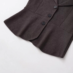 Gilet en maille avec fermeture à trois boutons et tissu texturé en marron foncé