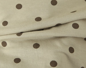 Gros plan détaillé sur tissu tricoté kaki doux avec motif à pois marron foncé