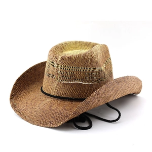 Detailaufnahme von braunem Strohhut im Western-Stil mit schwarzem Band und Kordel
