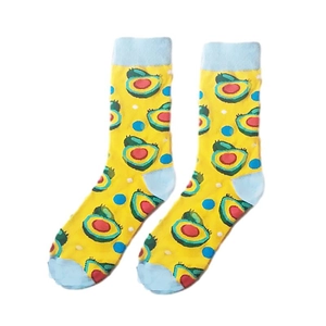 Détail de chaussettes en coton avec motifs avocat et finitions contrastées bleu clair