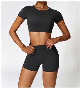 Détail d'un ensemble de yoga noir sans couture avec short taille haute et crop top
