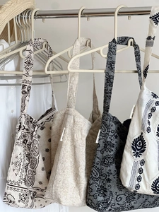 Détail de quatre sacs à bandoulière en coton et lin brodés au style rétro bohème