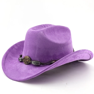 Détail d'un chapeau de cowboy violet en suédine avec boucles gravées et ruban tressé
