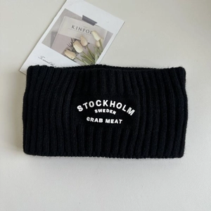 Details des schwarzen Strick-Stirnbands mit weißer Stockholm Sweden Buchstaben-Stickerei
