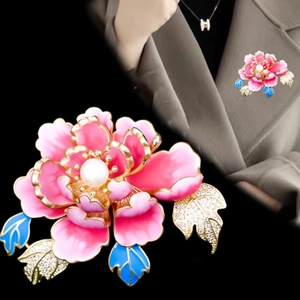 Elegante broche de peonía de esmalte rosa con perla y hojas de cristal para qipao