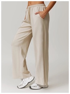 Detailansicht beige Jogginghose mit hohem Bund, Kordelzug und weichem, weitem Beinschnitt