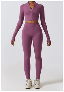 Détail de l'ensemble de yoga violet avec poignets passe-pouce et legging taille haute