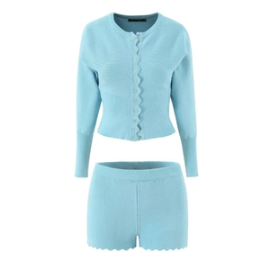 Zweiteiliges Strickset mit hellblauer Strickjacke mit Wellenkante und passenden Shorts