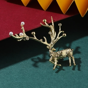 Détail d'une broche renne dorée avec perles blanches et strass sur fond festif coloré
