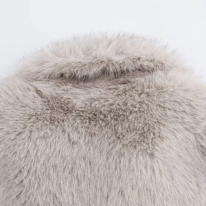 Gros plan sur la texture de fourrure grise montrant le matériau doux et les fibres
