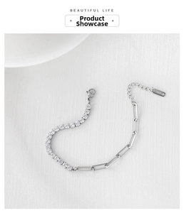 Détail du bracelet avec zircons pavés et maillons trombone en acier inoxydable