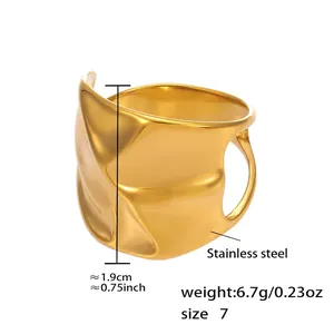Vue détaillée d'une large bague en acier plaqué or 18K avec dimensions et poids précis