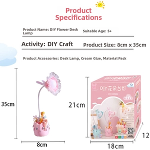 Dettaglio della lampada a fiori fai-da-te con colla a crema e kit di accessori