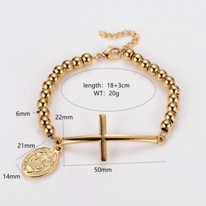 Bracelet à billes dorées avec croix incurvée et pendentif médaille de Saint-Benoît