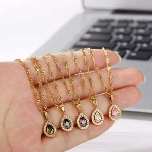 Coffret de cinq colliers gouttes en cristal doré avec bordure en zircons multicolores