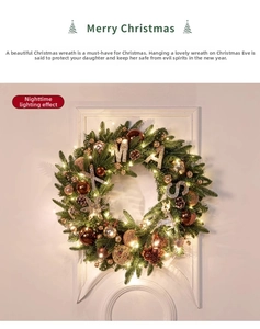 Vue détaillée d'une couronne de Noël lumineuse avec ornements dorés et renne