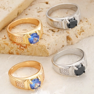 Hip-Hop-Ringe in Gold und Silber mit blauen und schwarzen Steinen in Vier-Krallen-Fassung