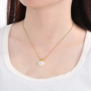 Minimalist gold stainless steel necklace featuring a white shell pearl pendant for women