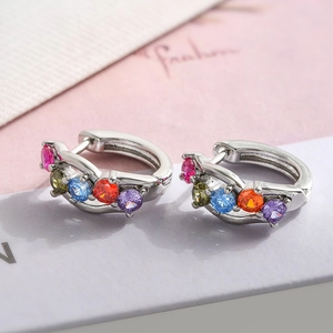 Eleganti orecchini a cerchio in rame placcato oro 18K con zirconi multicolore